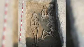 Esqueleto e ossada de cavalo lado a lado - Reprodução / Instituto de Ciências Arqueológicas (Hungria)