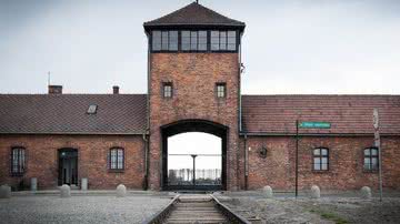 Imagem ilustrativa do campo de concentração de Auschwitz - Foto de carlosftw via Pixabay