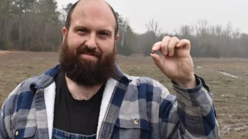 Julien Navas com o pequeno diamante encontrado em parque - Arquivo pessoal