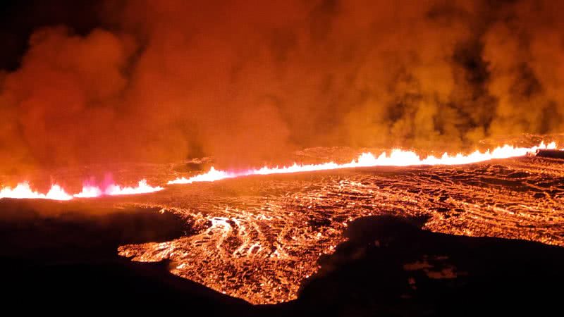 Fotografia tirada próxima a região de Grindavik, na Islândia, em 14 de janeiro - Getty Images