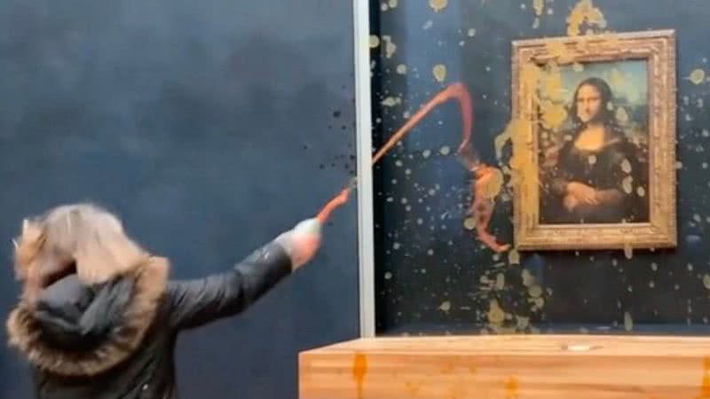 Momento em que a ativista joga sopa na pintura de Leonardo da Vinci - Reprodução/Vídeo/@HumansNoContext