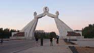 Fotografia do Arco da Reunificação, na Coreia do Norte - Foto por Clay Gilliland pelo Wikimedia Commons