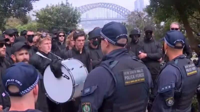 Neonazistas em confronto com a polícia na Austrália - Reprodução/Vídeo/YouTube/7NEWS Australia