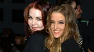 Priscilla Presley e a filha, Lisa Marie Presley, durante evento em 2013 - Getty Images