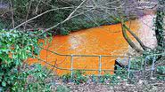 Rio alaranjado em cidade galesa - NRW