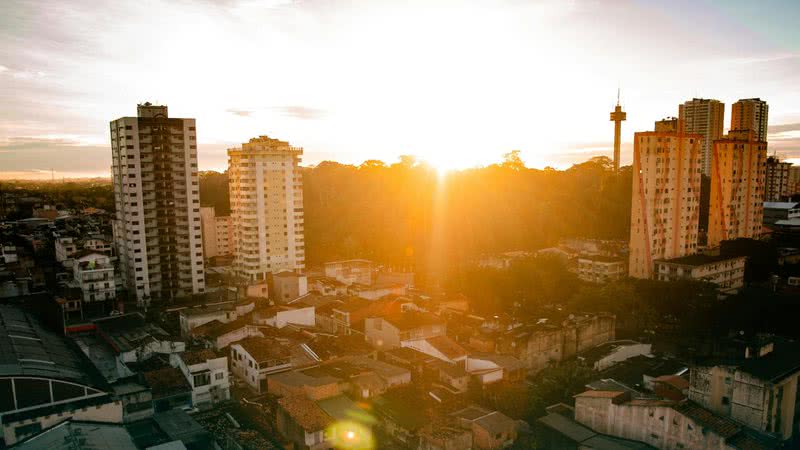 Vista aérea da cidade durante o nascer do sol - Reprodução/Pexels/Italo Melo