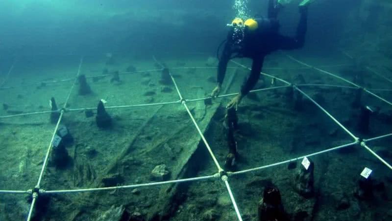 Imagem subaquática de canoa encontrada na costa da Itália - Divulgação/PLOS ONE/Gibaja et al.