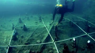 Imagem subaquática de canoa encontrada na costa da Itália - Divulgação/PLOS ONE/Gibaja et al.