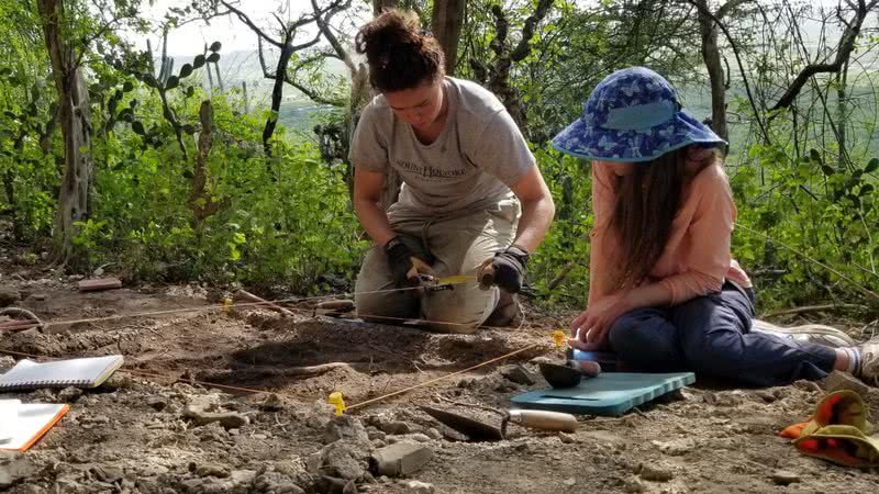 Fotografia tirada em meio às escavações em antigo assentamento humano em Curaçao - Divulgação/Simon Fraser University/Christina Gioves