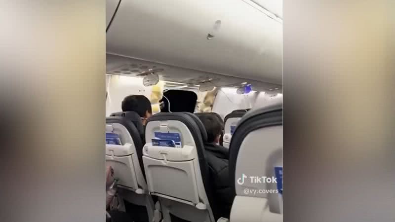 Avião perdeu porta durante voo - Divulgação/vídeo/redes sociais