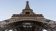 Fotografia de baixo de Torre Eiffel, principal ponto turístico de Paris, na França - Foto por Maksim Sokolov pelo Wikimedia Commons