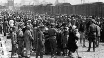 Fotografia de 1944 retratando a “seleção” de judeus húngaros na rampa de Auschwitz-II-Birkenau - Domínio Público via Wikimedia Commons