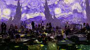 Visitantes na exposição imersiva de Van Gogh - Getty Images