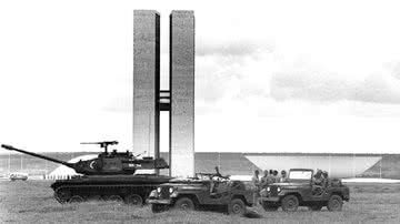 Tanque e dois jipes do Exército Brasileiro na Esplanada dos Ministérios em 1964 - Arquivo Público do Distrito Federal