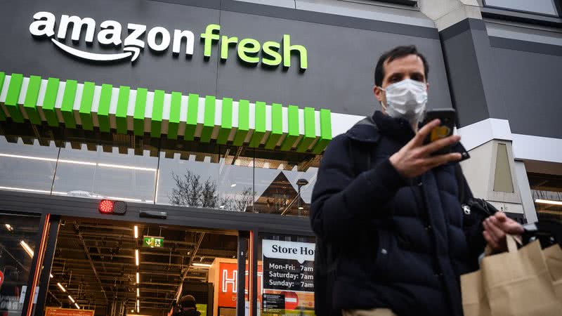 Homem saindo de loja Amazon Fresh - Getty Images