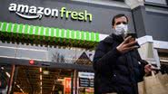 Homem saindo de loja Amazon Fresh - Getty Images