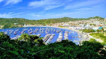 Arraial do Cabo, no Rio de Janeiro - Wikimedia Commons, sob licença Creative Commons