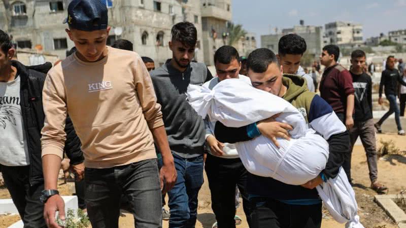 Homem um corpo após bombardeios israelenses em Rafah - Getty Images