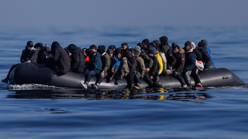 Grupo de pessoas atravessando o Canal da Mancha em bote - Getty Images