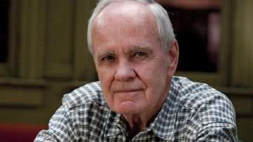 Lembrado por suas histórias profundas e seu estilo de escrita excepcional, Cormac McCarthy é lembrado como um dos grandes autores americanos - Créditos: Reprodução/Mercado Livre