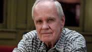 Lembrado por suas histórias profundas e seu estilo de escrita excepcional, Cormac McCarthy é lembrado como um dos grandes autores americanos - Créditos: Reprodução/Mercado Livre