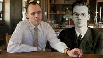 O espião russo Klaus Fuchs (Christopher Denham) - Universal Pictures e Domínio Público