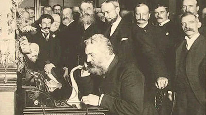 Alexander Graham Bell usando um telefone em 1892 - Domínio Público