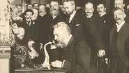 Alexander Graham Bell usando um telefone em 1892 - Domínio Público