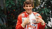 Ayrton Senna com a camiseta do Corinthians por baixo de seu macacão - Reprodução / Corinthians