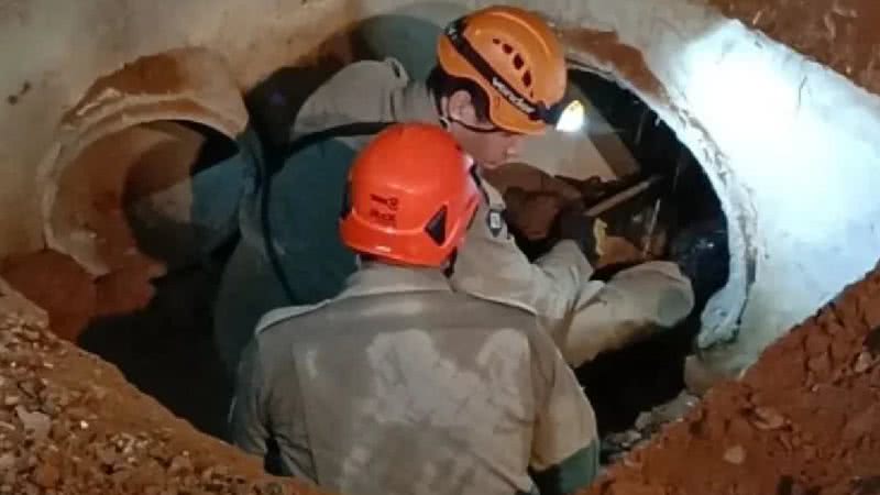 Momento do resgate de idosa em bueiro - Reprodução/Corpo de Bombeiros do Mato Grosso