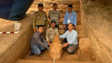 Arqueólogos com a cabeça de estátua de deus Deva descoberta no Camboja - Divulgação/APSARA