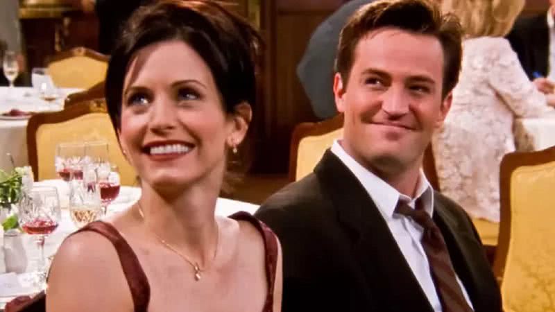 Courteney Cox e Matthew Perry em Friends - Divulgação/ NBC