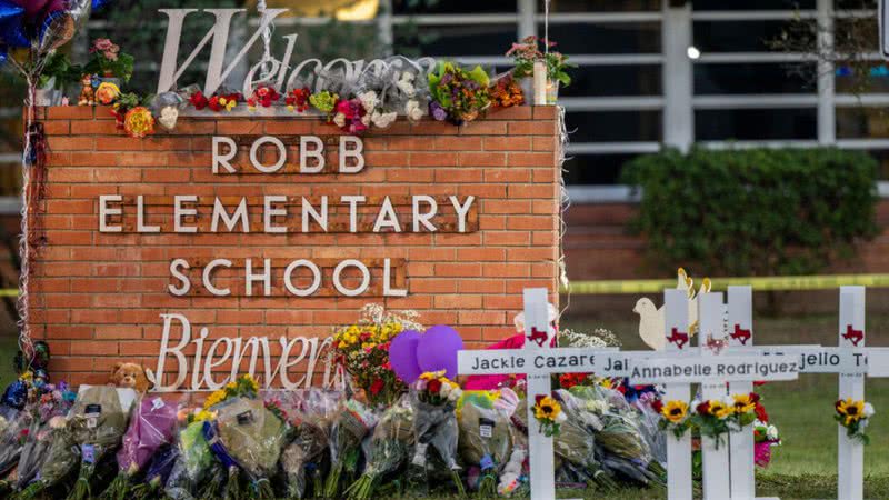 Fachada da escola com homenagens às vítimas - Getty Images