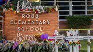 Fachada da escola com homenagens às vítimas - Getty Images