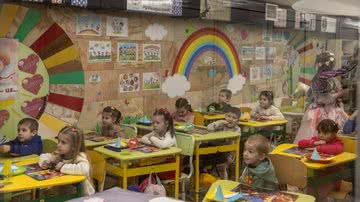 Escola ucraniana improvisada em estação de metrô - Getty Images