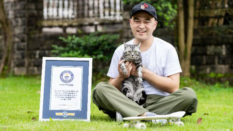 O gato Bao Zi com seu tutor, Li Jiangtao - Divulgação/Guinness World Records