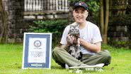 O gato Bao Zi com seu tutor, Li Jiangtao - Divulgação/Guinness World Records