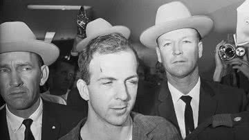 Elmer L. 'Sonny' Boyd (dir.) conduzindo Lee Harvey Oswald até a delegacia de polícia - Getty Images