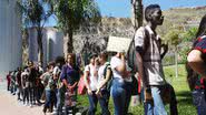 Fila para entrega de currículo no Rio de Janeiro - Getty Images