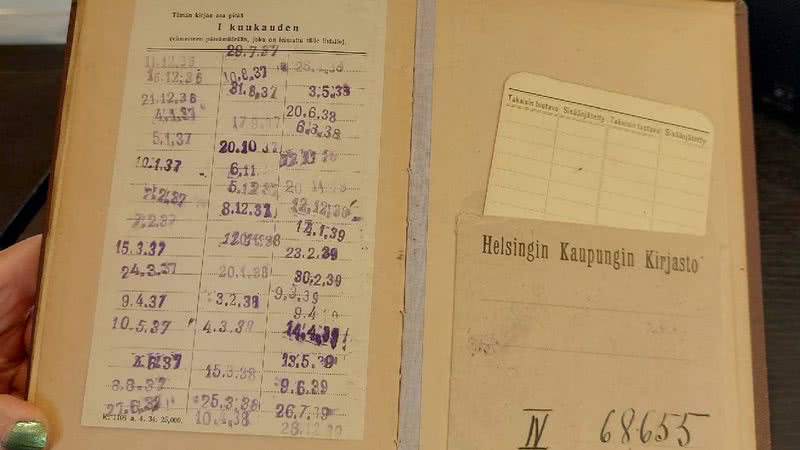 Datas de entrega dentro da cópia de Refugees, de Arthur Conan Doyle - Helsingin keskustakirjasto Oodi