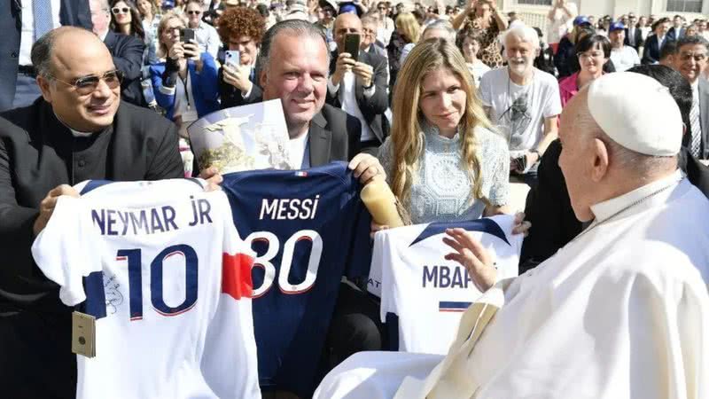 Papa Francisco abençoando camisetas que serão leiloadas - Reprodução / Vatican Media