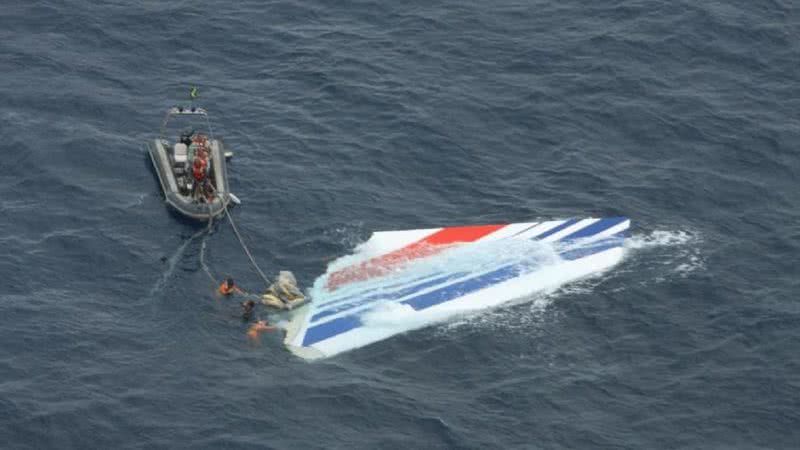 Parte do avião que foi encontrado em alto-mar - Divulgação/Globo