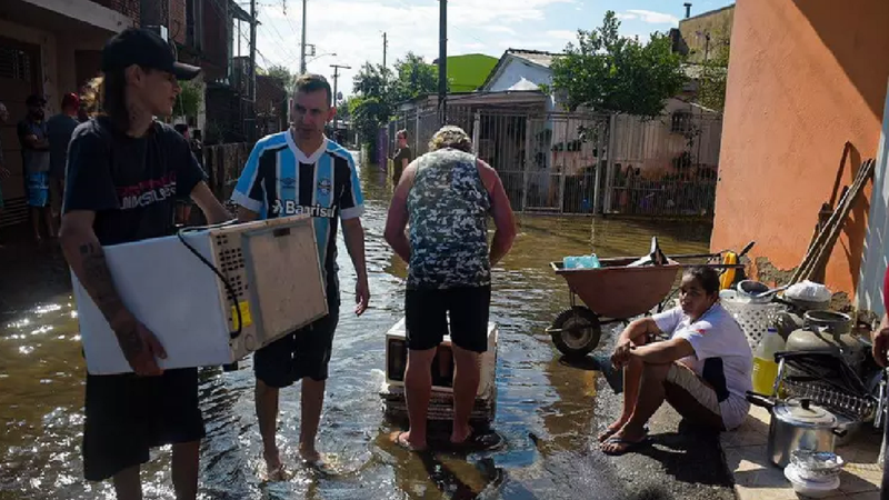 Moradores do Quilombo dos Machado tentam salvar seus pertences - Reprodução/Instagram/@quilombodosmachado