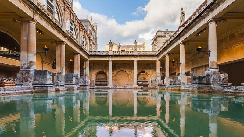 Banho romano em Bath, na Inglaterra - Foto por Diego Delso pelo Wikimedia Commons