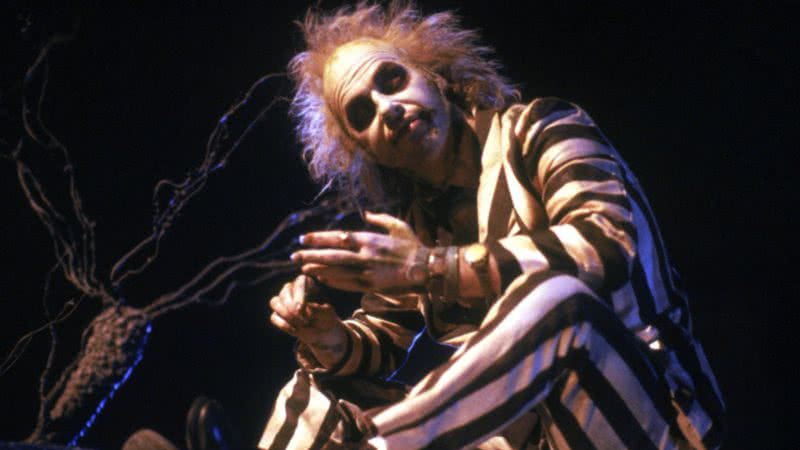 Michael Keaton como Beetlejuice em “Os Fantasmas Se Divertem” (1988) - Divulgação/Warner Bros.