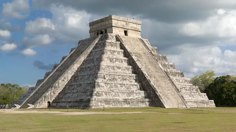 Pirâmide maia em Chichén Itzá, no México - Foto por Fcb981 pelo Wikimedia Commons