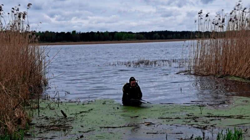 Arqueólogo durante estudos em lago na Polônia - Divulgação/Universidade de Varsóvia