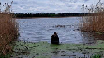 Arqueólogo durante estudos em lago na Polônia - Divulgação/Universidade de Varsóvia