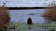 Arqueólogo durante estudos em lago na Polônia - Divulgação/Universidade de Varsóvia