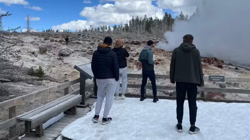 Jovem foi flagrado caminhando em área proibida (veja no canto superior esquerdo) - Divulgação/Parque Nacional de Yellowstone